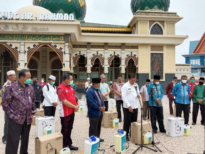 Wako Pekanbaru Serahkan Disinfektan dan APD ke Imam Masjid Paripurna